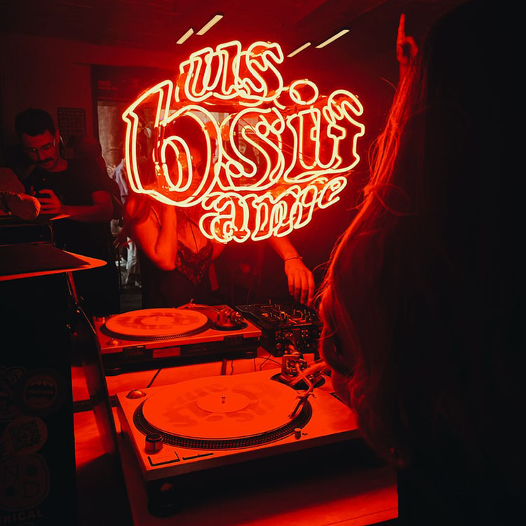 Vinyl spinning